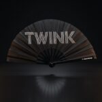 Festival Fan « TWINK » en noir – Rave & Pride Statement – Affichage 1