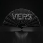 Festival Fan « VERS » en noir – Statement pour Rave & Pride – Affichage 1