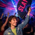 Éventail Festival « SLAY » en noir/rose – Accessoire Pride & Rave – Affichage 2