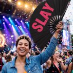 Éventail Festival « SLAY » en noir/rose – Accessoire Pride & Rave – Affichage 4
