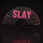 Éventail Festival « SLAY » en noir/rose – Accessoire Pride & Rave – Affichage 1