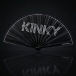 Festival Fan « KINKY » en noir – Rave & Pride Statement – Affichage 1