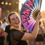 Éventail Festival « BLOW ME » en violet-bleu – Accessoire Rave & Pride – Affichage 3