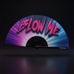 Éventail Festival « BLOW ME » en violet-bleu – Accessoire Rave & Pride – Affichage 1