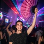 Éventail Festival « Queen » Rose-Violet Galaxie Paillettes – Rave & Pride – Affichage 2