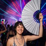 Éventail de festival argent pailleté – accessoire scintillant Rave & Pride – Affichage 2