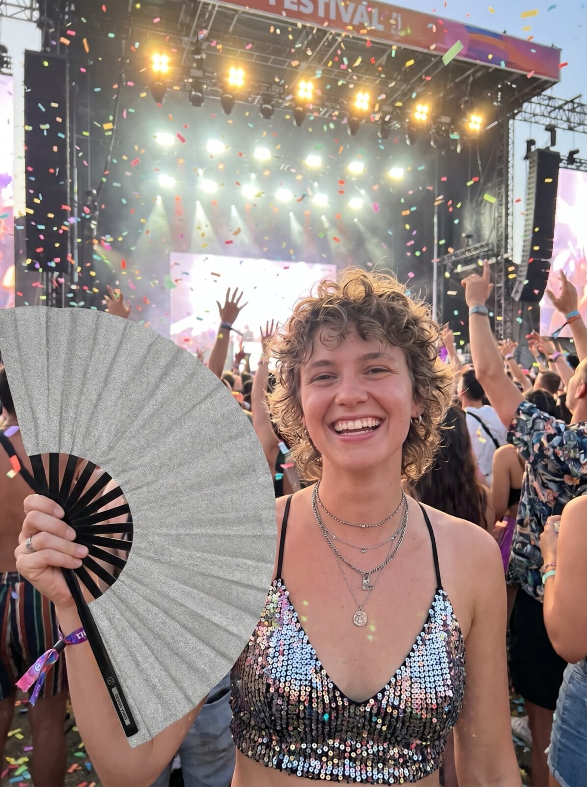 Éventail de festival argent pailleté – accessoire scintillant Rave & Pride – Affichage 4