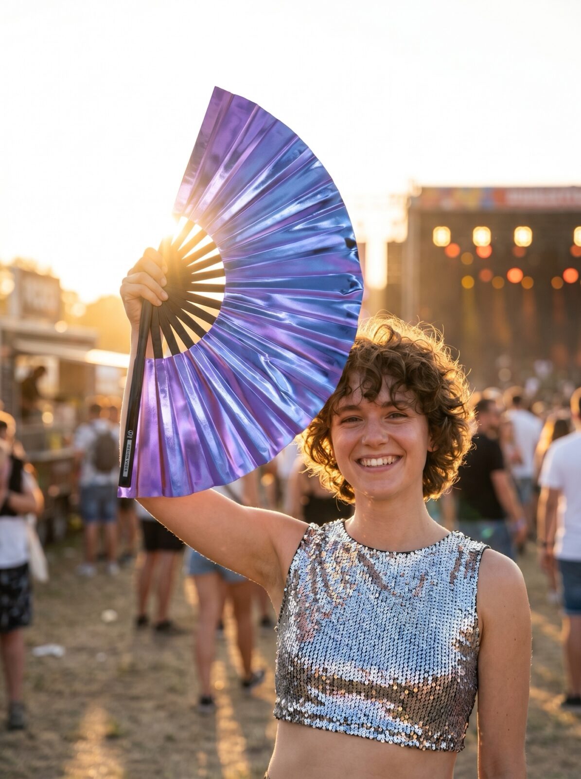 Festival Fan Holographique Bleu-Violet Métallisé – Accessoire Rave – Affichage 3
