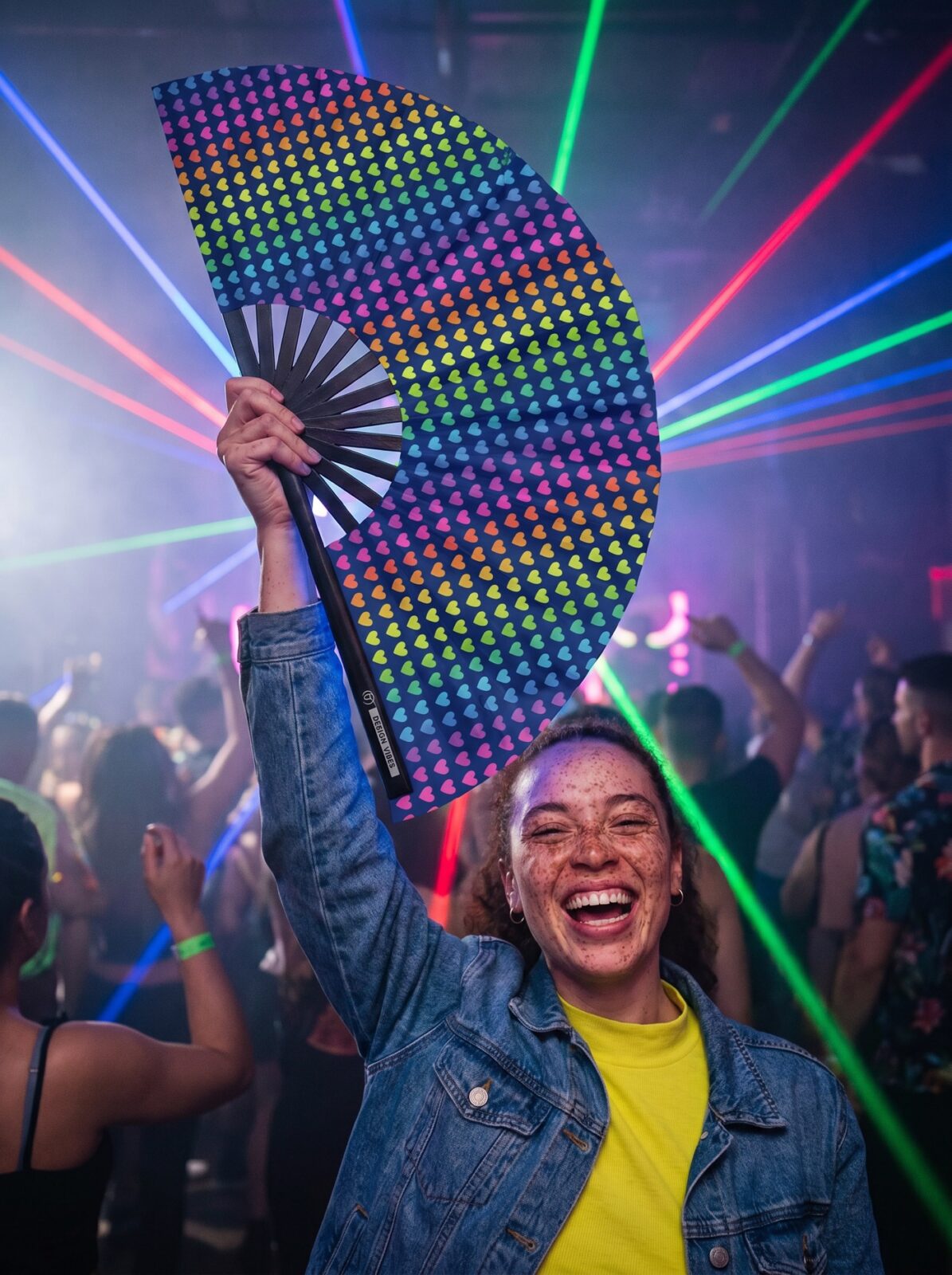 Festival Fan bleu foncé avec des cœurs arc-en-ciel – Pride & Pride – Affichage 2