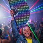 Festival Fan bleu foncé avec des cœurs arc-en-ciel – Pride & Pride – Affichage 2