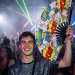 Festival Fan « ZAP BOOM POW » Jaune Comic – Rave & Party – Affichage 2