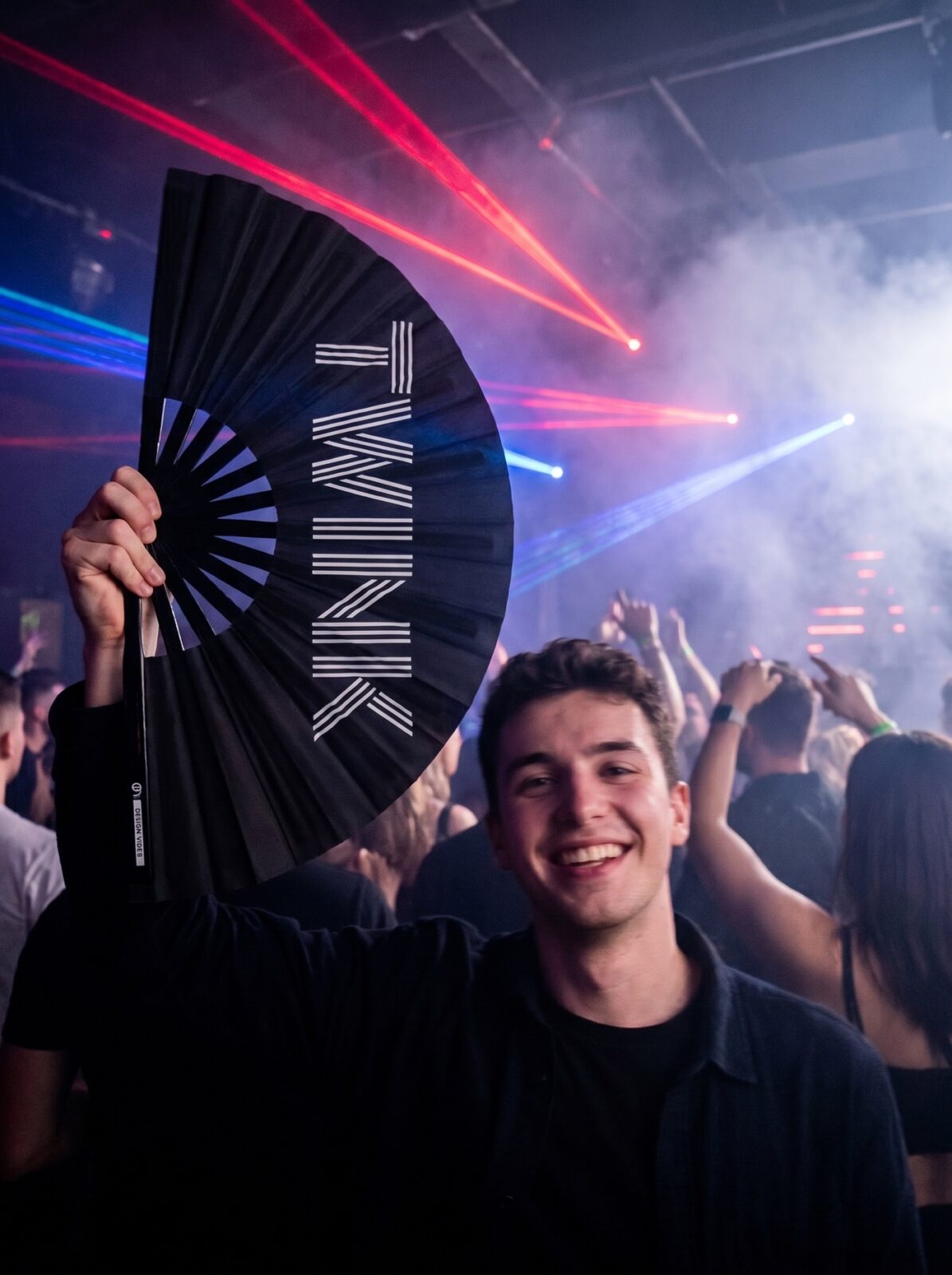 Festival Fan « TWINK » en noir – Rave & Pride Statement – Affichage 2