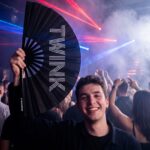 Festival Fan « TWINK » en noir – Rave & Pride Statement – Affichage 2