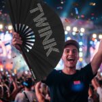 Festival Fan « TWINK » en noir – Rave & Pride Statement – Affichage 4