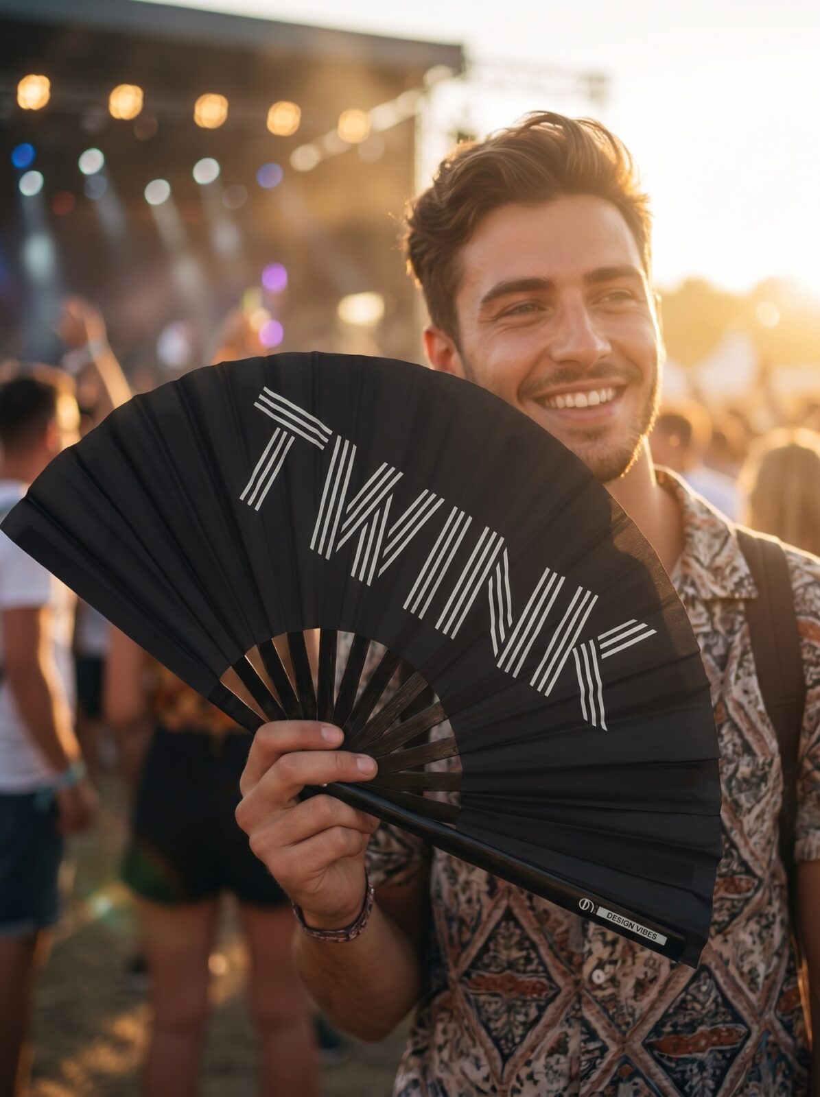 Festival Fan « TWINK » en noir – Rave & Pride Statement – Affichage 3