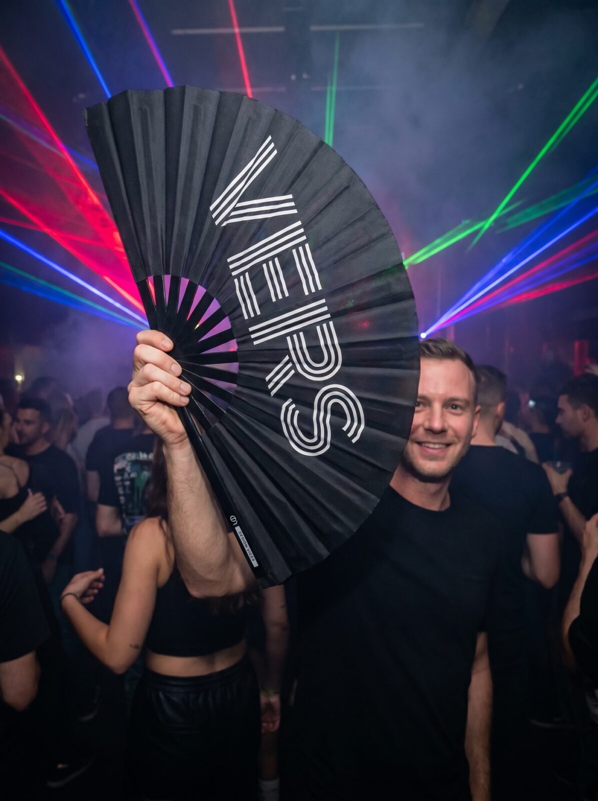 Festival Fan « VERS » en noir – Statement pour Rave & Pride – Affichage 2