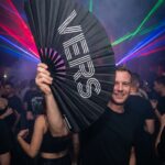 Festival Fan « VERS » en noir – Statement pour Rave & Pride – Affichage 2