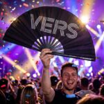 Festival Fan « VERS » en noir – Statement pour Rave & Pride – Affichage 4