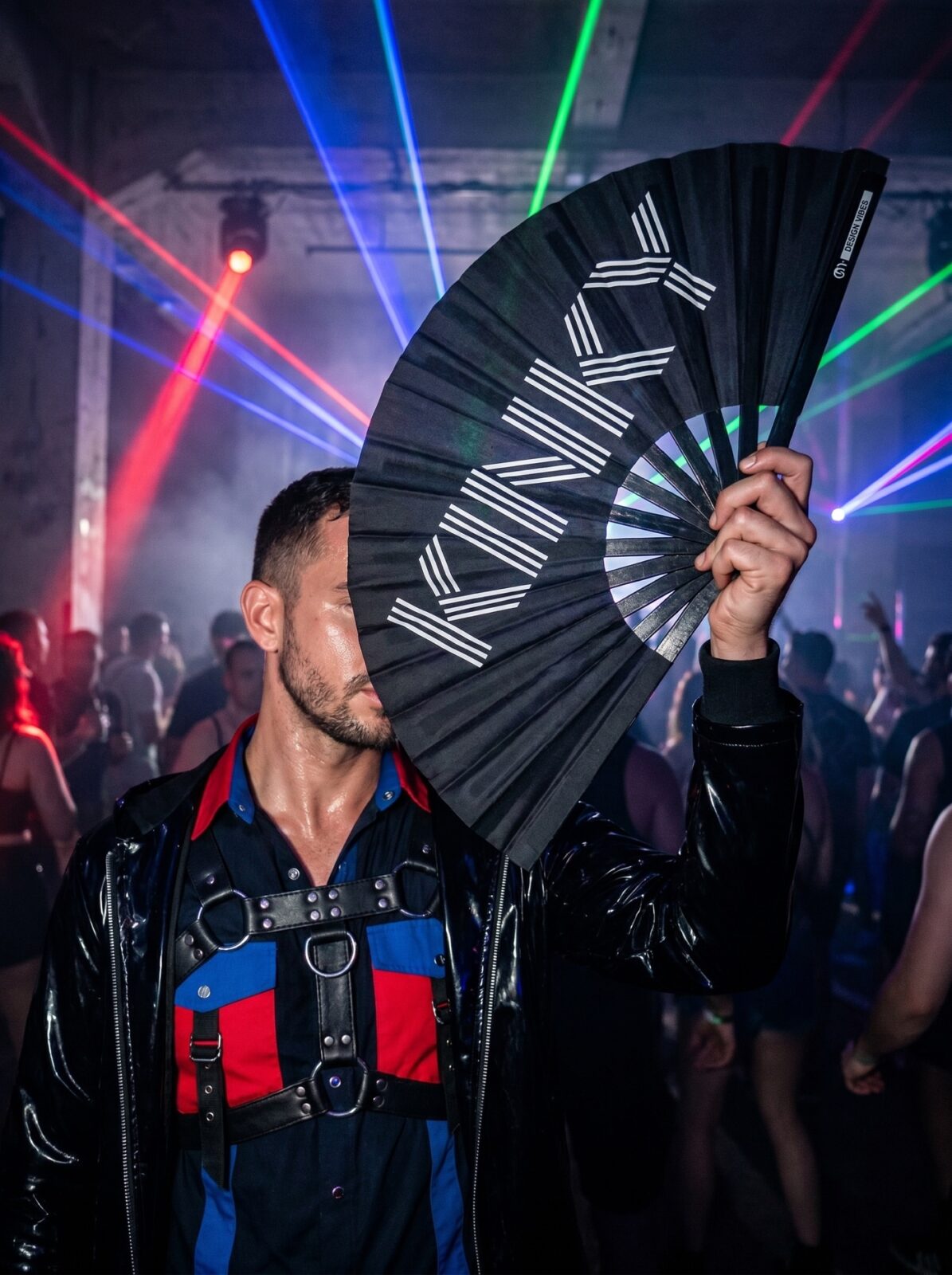 Festival Fan « KINKY » en noir – Rave & Pride Statement – Affichage 2