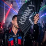 Festival Fan « KINKY » en noir – Rave & Pride Statement – Affichage 2