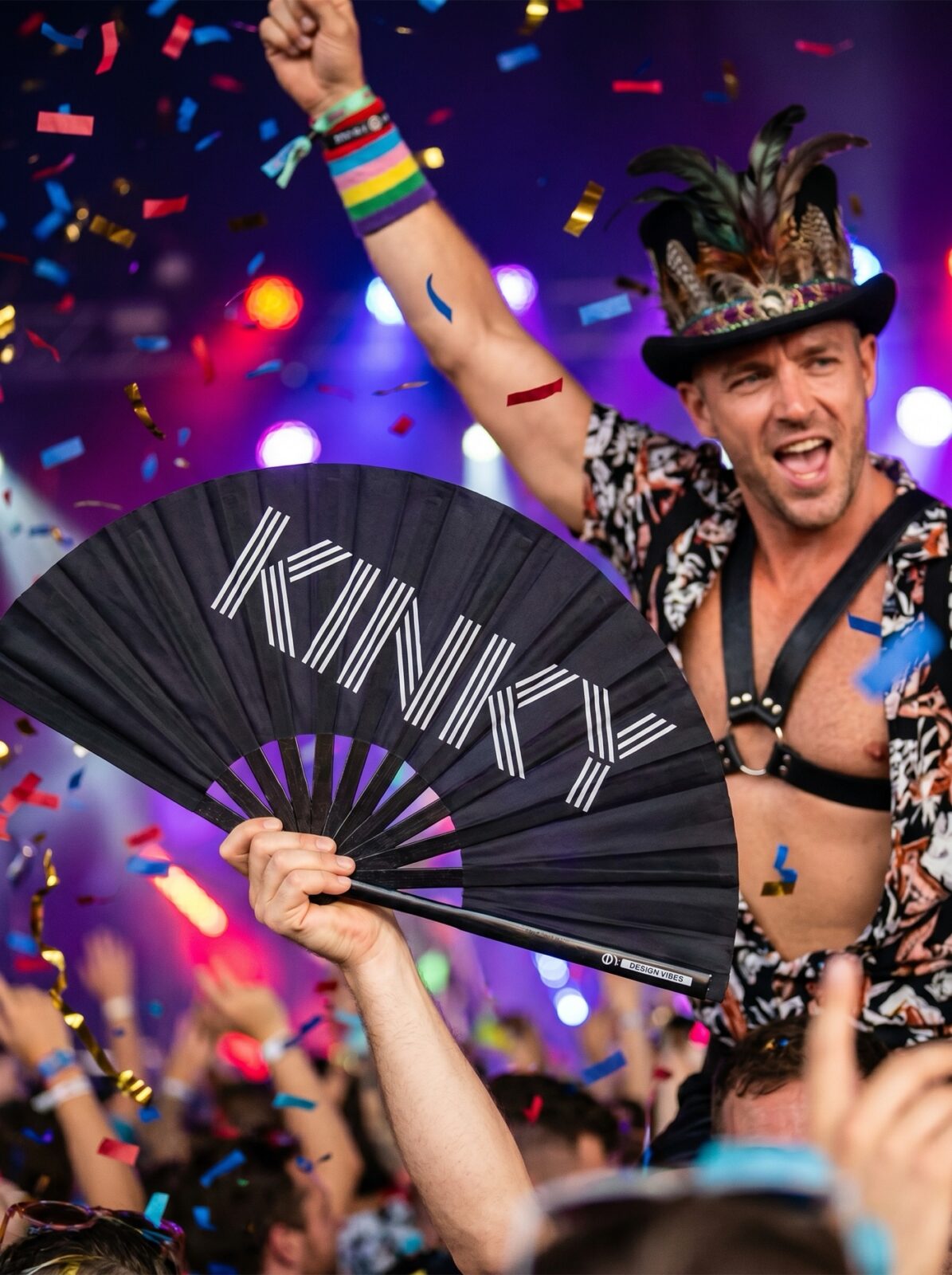 Festival Fan « KINKY » en noir – Rave & Pride Statement – Affichage 4