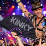 Festival Fan « KINKY » en noir – Rave & Pride Statement – Affichage 4