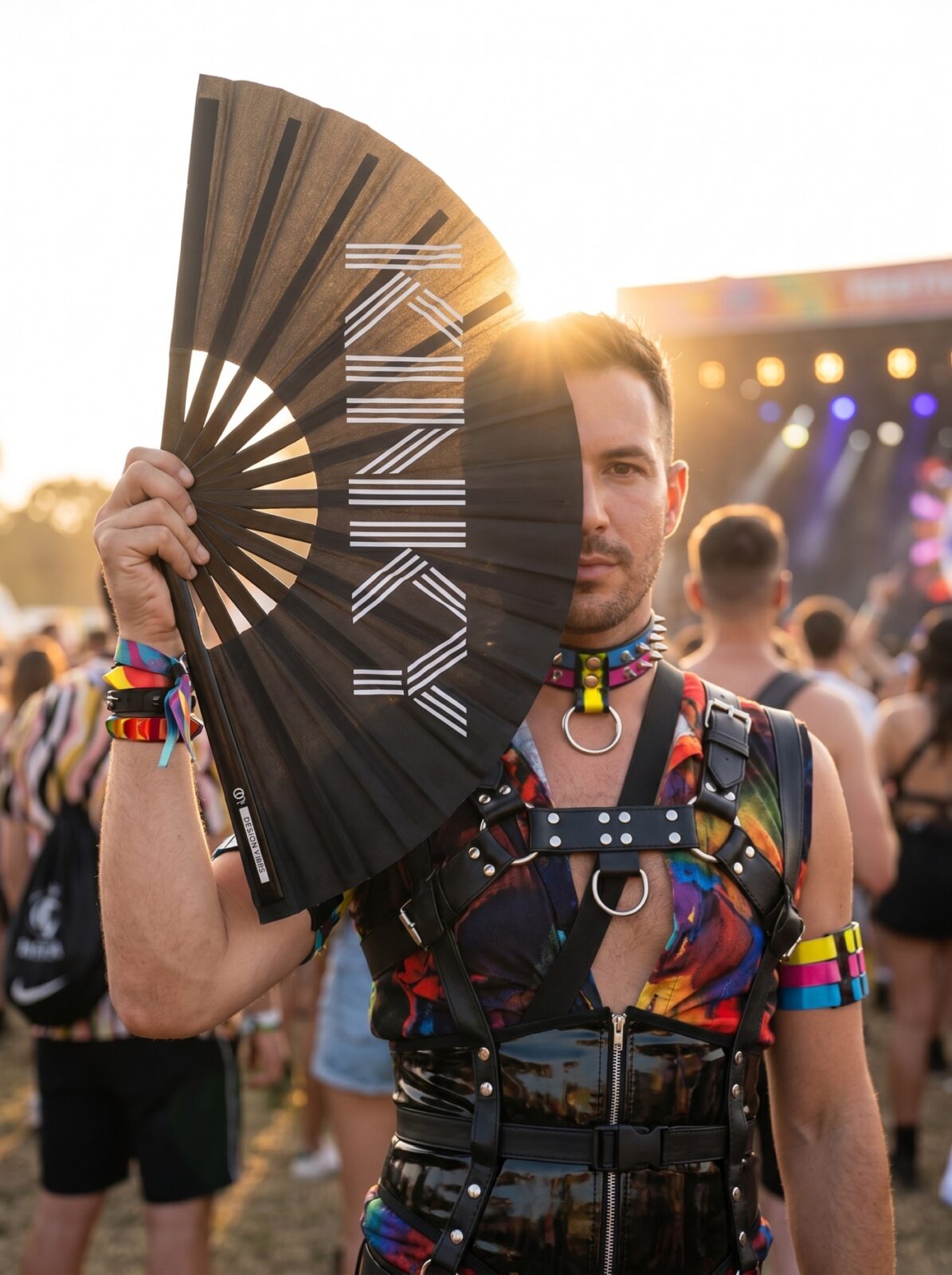 Festival Fan « KINKY » en noir – Rave & Pride Statement – Affichage 3