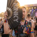 Festival Fan « KINKY » en noir – Rave & Pride Statement – Affichage 3
