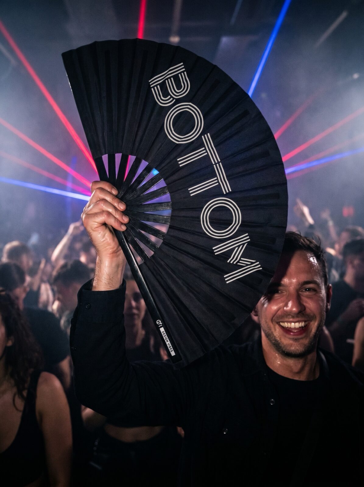 Éventail Festival « BOTTOM » en noir – Accessoire Pride & Rave – Affichage 2