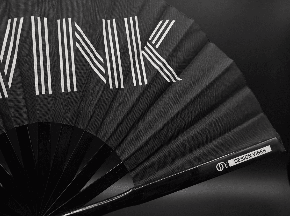 Festival Fan « TWINK » en noir, avec un statement « Rave & Pride », Affichage 6