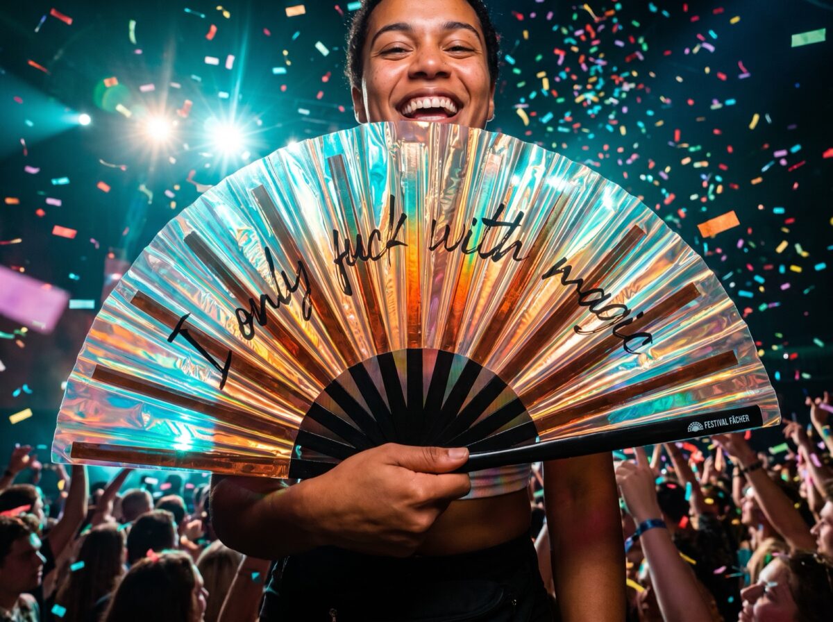 Festival Fan « I only fuck with magic » en cuivre holographique pour les Raves et les festivals, Affichage 4