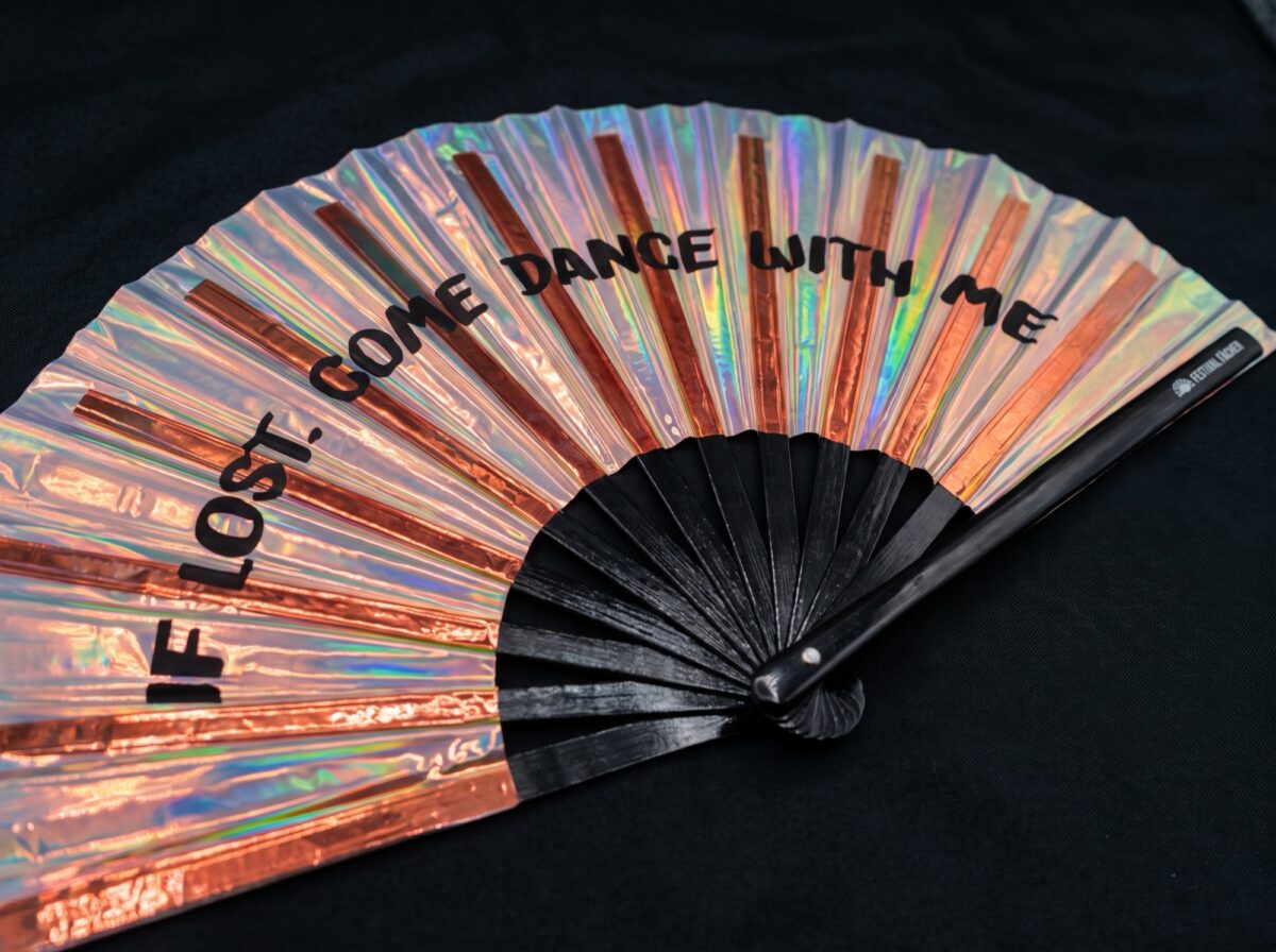Festival Fan « IF LOST, COME DANCE WITH ME » en cuivre holographique pour les festivals et les Raves, Affichage 6