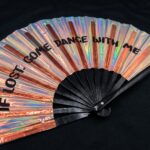Festival Fan « IF LOST, COME DANCE WITH ME » en cuivre holographique pour les festivals et les Raves, Affichage 6