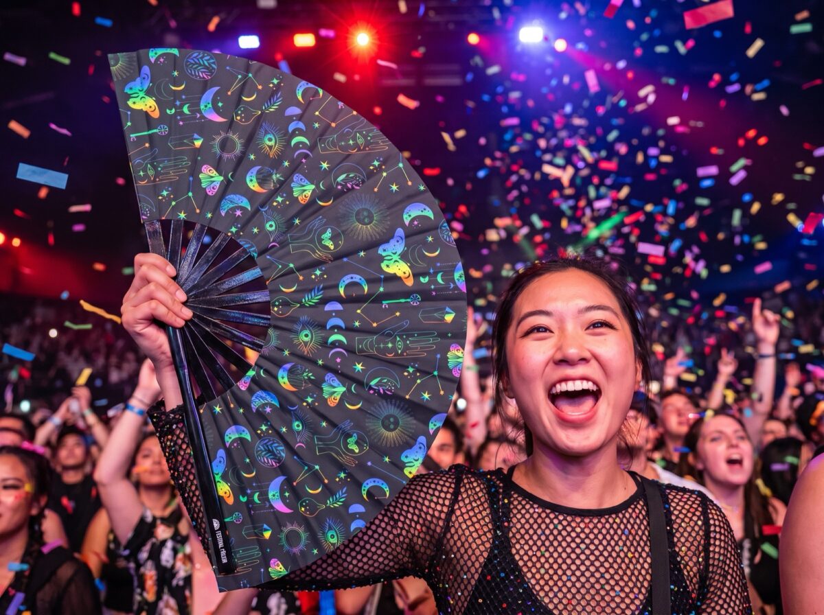 Festival Fan « Lune & Papillons arc-en-ciel » sur fond noir, pour les festivals et le style bohème, Affichage 4