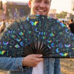 Festival Fan « Lune & Papillons arc-en-ciel » sur fond noir, pour les festivals et le style bohème, Affichage 3