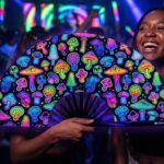 Festival Fan « champignons fluo » à l&rsquo;aérographe, noirs, pour Goa et psytrance, Affichage 2