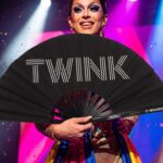 Festival Fan « TWINK » en noir, avec un statement « Rave & Pride », Affichage 5